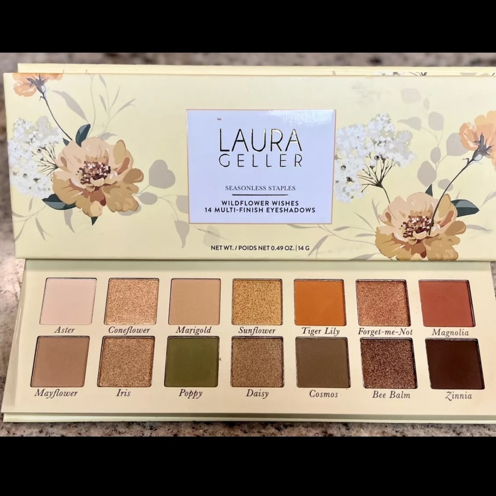 Brand new eyeshadow palette ☺️ so pretty but I have so many eyeshadow already.